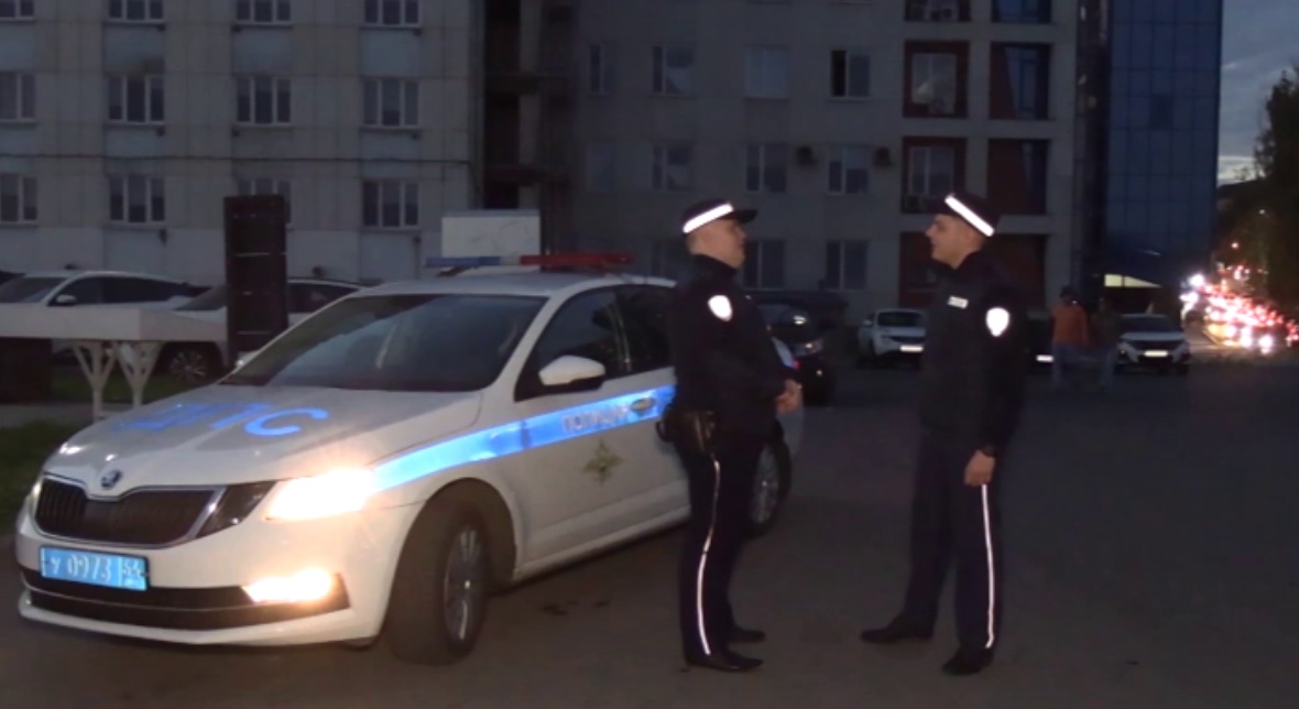 Саратовские автоинспекторы довезли до больницы 9-летнюю девочку с переломом